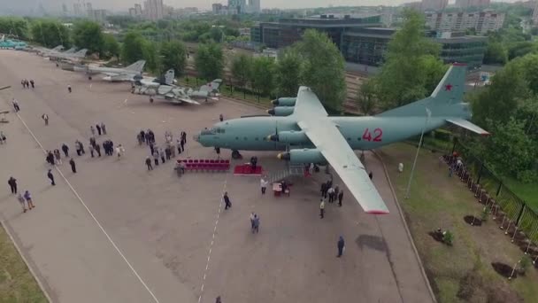 En-12 sovjetiska militära transportflygplan på utställningen i Moskva, antenn syn — Stockvideo