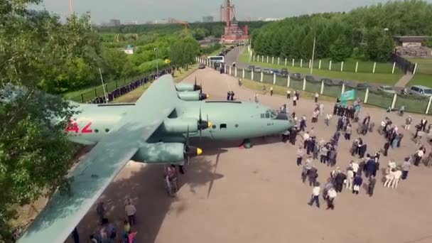 An-12 szovjet katonai szállító repülőgép a moszkvai kiállításon, légi nézet — Stock videók