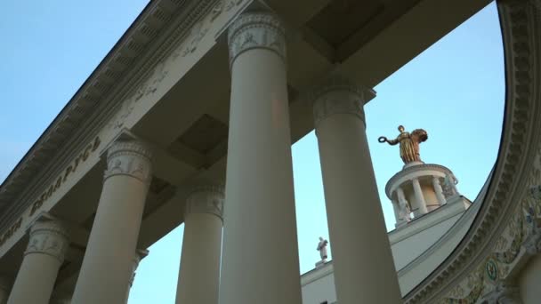 Questo bellissimo, vecchio edificio con grandi colonne e una statua d'oro sul tetto — Video Stock