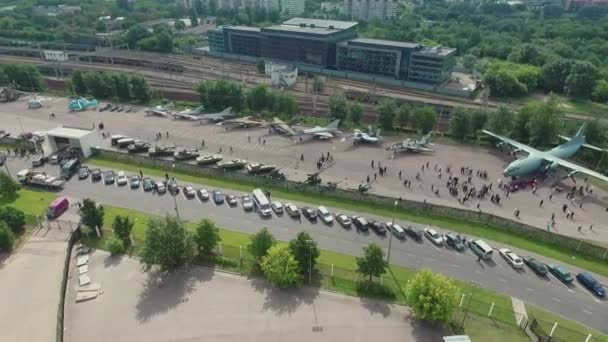 Большая выставка военной техники под открытым небом. вид с воздуха — стоковое видео