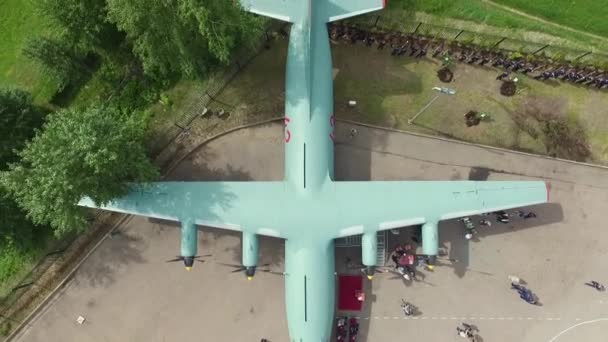 An-12 sovětský vojenský dopravní letoun na výstavě v Moskvě, letecký pohled — Stock video