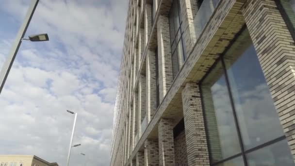 La facciata di grattacieli in mattoni con vetrate. — Video Stock
