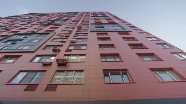 Современный дом красный с оригинальным дизайном — стоковое видео