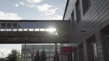 Sovyet döneminden kalma binalar arasındaki cam yaya tüneli. Doli kamera görüntüsü