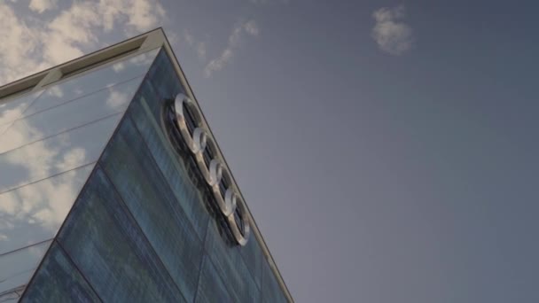 Het embleem Audi op de spiegelgevel van de motorshow poppencamera geschoten — Stockvideo
