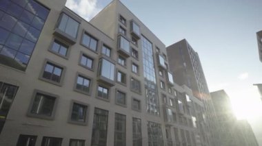 Sıra dışı bir tasarımı olan modern bir ev. Vitraylı pencereleri ve balkonu var.