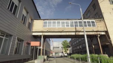 Sovyet döneminden kalma binalar arasındaki cam yaya tüneli. Doli kamera görüntüsü