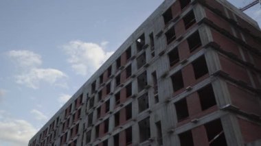 Yeni bir modern konut kompleksi inşaatı. Doli kamera görüntüsü