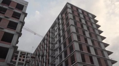 Yeni bir modern konut kompleksi inşaatı. Doli kamera görüntüsü