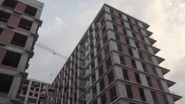 La construcción de un nuevo complejo residencial moderno. cámara dolly disparo — Vídeo de stock