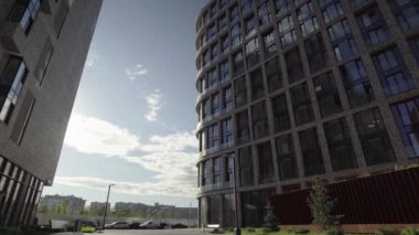 Mozaik pencereli, yüksek katlı binaların ön cephesi..