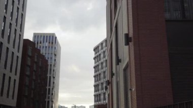 Modern ve sıra dışı tasarımı olan bir yerleşim yeri.