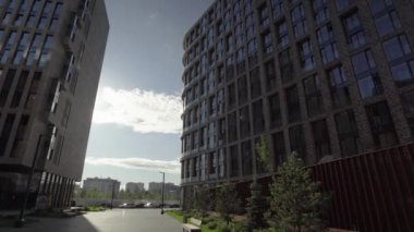 Modern ve sıra dışı tasarımı olan bir yerleşim yeri.