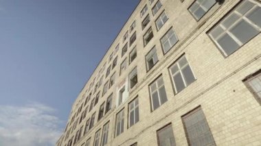 Eski, Sovyet zamanından beri kötü durumda. Doli kamera görüntüsü