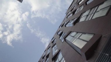 Panoramik pencereli, balkonlu, dikey manzaralı yeni modern ev