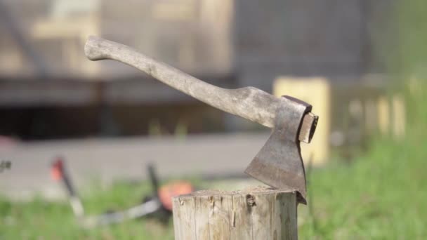 La mano masculina toma el hacha atascada en el muñón. Movimiento lento . — Vídeos de Stock