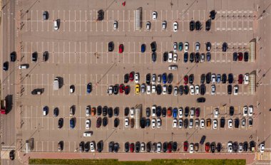 Alışveriş merkezinin yakınındaki otoparkta park edilmiş arabalar. Hava görünümü