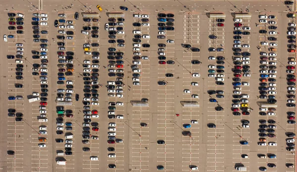 Alışveriş merkezinin yakınındaki otoparkta park edilmiş arabalar. Hava görünümü - Stok İmaj