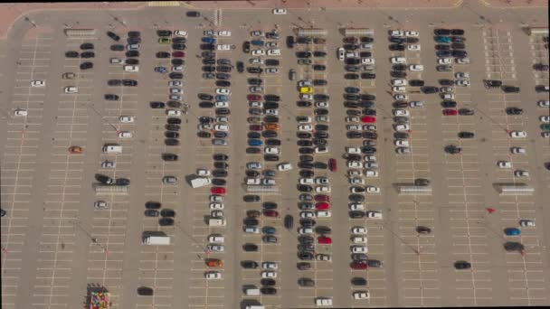 Auto parcheggiate nel parcheggio vicino al centro commerciale. Vista aerea — Video Stock