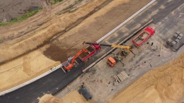 Equipamento de construção construindo uma rotunda, vista aérea — Vídeo de Stock