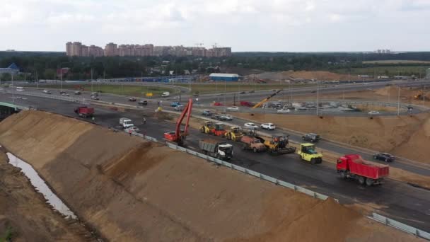 Equipamento de construção construindo uma rotunda, vista aérea — Vídeo de Stock