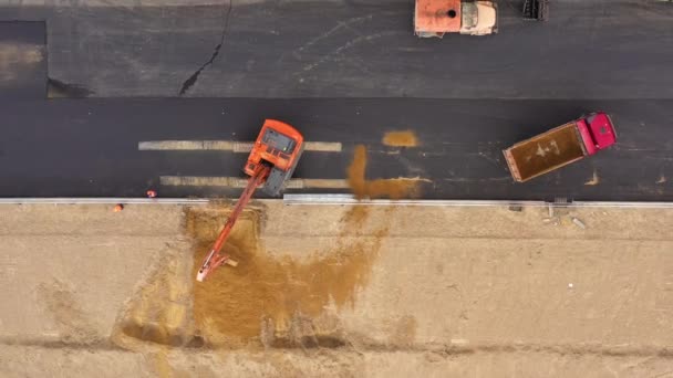 Equipamento de construção construindo uma rotunda, vista aérea — Vídeo de Stock