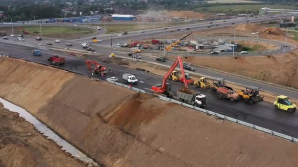 Equipamento de construção construindo uma rotunda, vista aérea — Vídeo de Stock