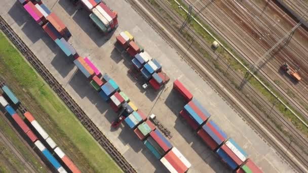 Πολύχρωμα εμπορευματοκιβώτια φορτίου στο σιδηρόδρομο, εναέρια άποψη — Αρχείο Βίντεο