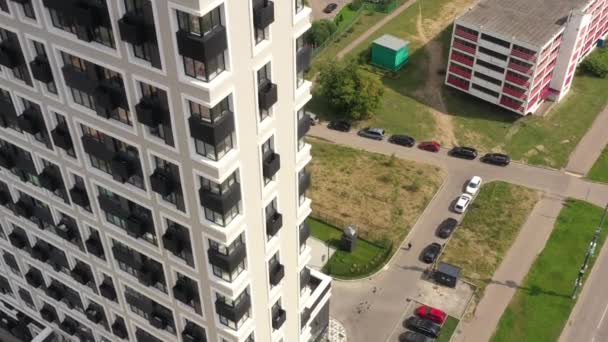 Nueva casa de apartamentos moderna en la metrópolis moderna, vista aérea — Vídeo de stock