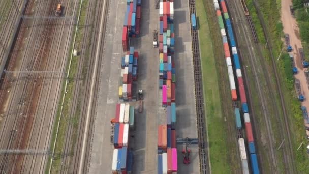 鉄道のカラフルな貨物コンテナ空中風景 — ストック動画