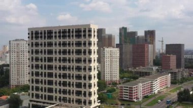 Modern metropoldeki yeni modern apartman, hava manzaralı.