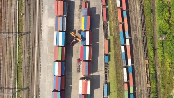 Contentores de carga coloridos na ferrovia, vista aérea — Vídeo de Stock