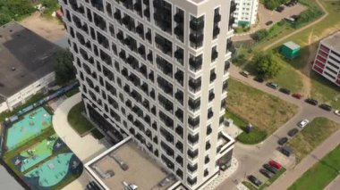 Modern metropoldeki yeni modern apartman, hava manzaralı.