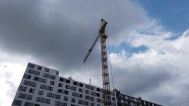 Kule vinci yeni bir modern konut kompleksi inşa ediyor.