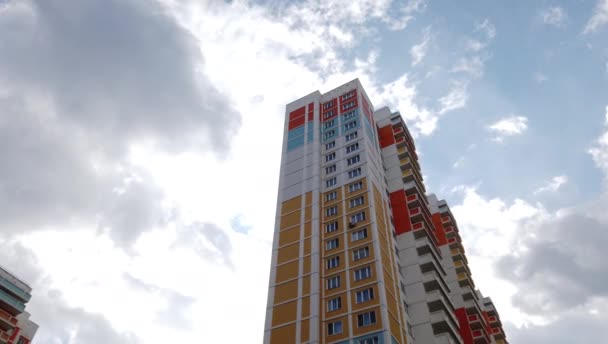 Nuovo moderno edificio colorato in un moderno complesso residenziale — Video Stock