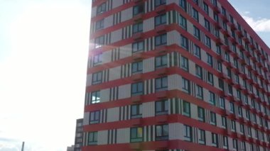 Orijinal dizaynlı, havadan manzaralı kırmızı-beyaz bir apartman.