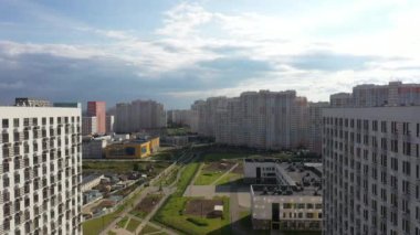 Yeni geliştirme alanında modern renkli ev tasarımı, hava manzarası