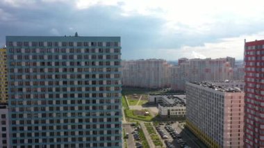 Yeni geliştirme alanında modern renkli ev tasarımı, hava manzarası