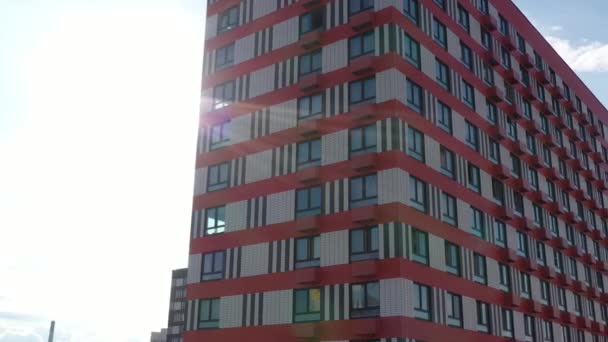 Condominio bianco-rosso con un design originale, vista aerea — Video Stock