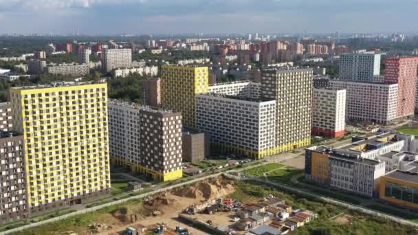 Conception de maison colorée moderne dans une nouvelle zone de développement, vue aérienne — Video