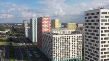 Yeni geliştirme alanında modern renkli ev tasarımı, hava manzarası