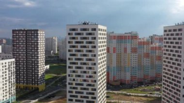 Yeni geliştirme alanında modern renkli ev tasarımı, hava manzarası