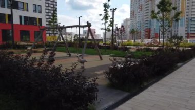 Modern bir oyun parkı, modern yerleşim biriminde boş.