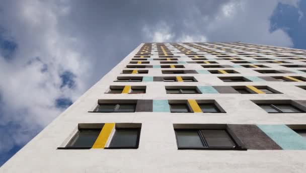 Nová moderní barevná výšková budova v moderním rezidenčním komplexu