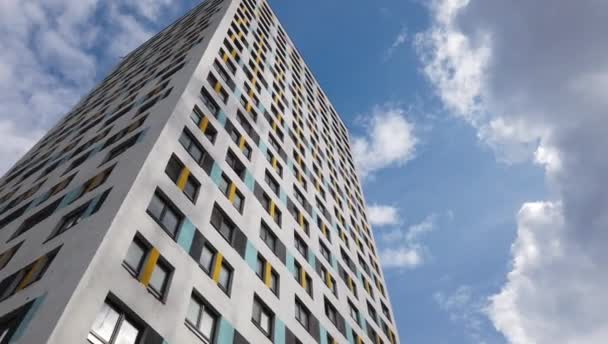 Nuovo moderno edificio colorato in un moderno complesso residenziale — Video Stock