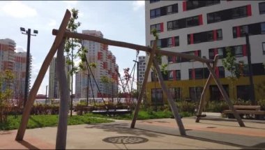 Modern bir oyun parkı, modern yerleşim biriminde boş.