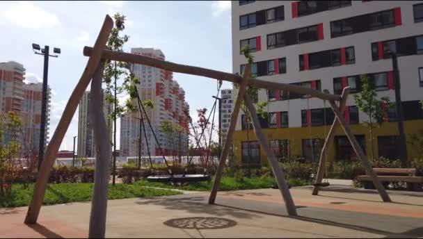 En modern lekplats är tom i det nya moderna bostadsområdet — Stockvideo