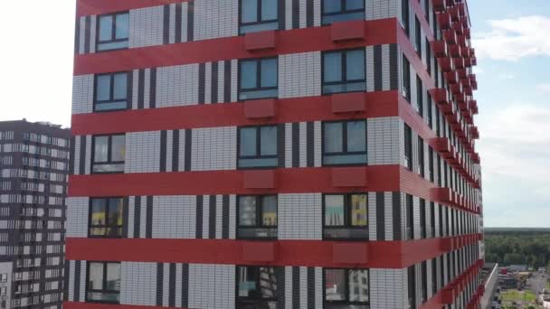 Κόκκινο-λευκό πολυκατοικία με πρωτότυπο σχεδιασμό, εναέρια άποψη — Αρχείο Βίντεο