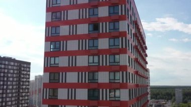 Orijinal dizaynlı, havadan manzaralı kırmızı-beyaz bir apartman.