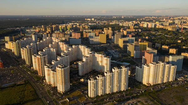 Un nuevo distrito moderno con hermosos edificios de gran altura al atardecer, el plan de ofertas —  Fotos de Stock